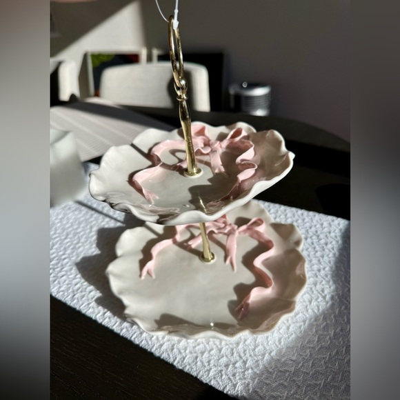 Pink bow ceramic scalloped 2 tier tray - Picture 4 of 10